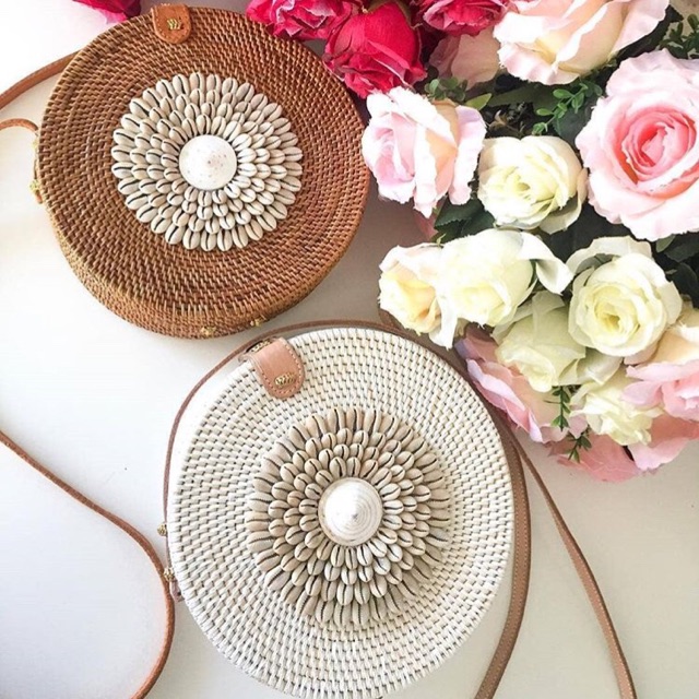 Tas Rotan Hias Kerang