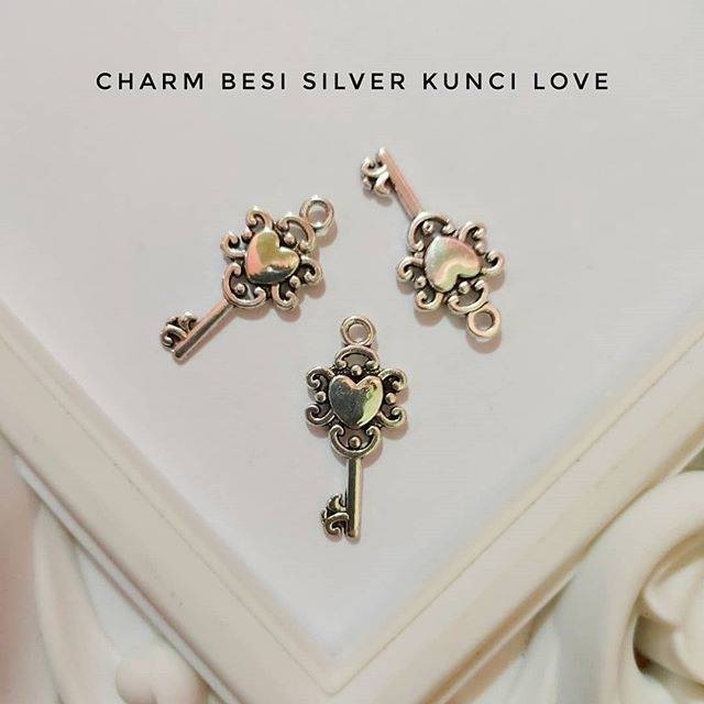 Charm besi silver kunci love