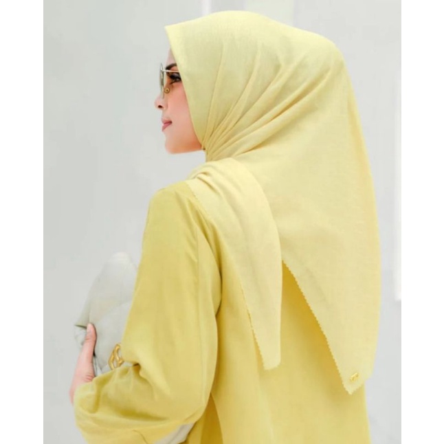 Everyday Tapis Embossed Buttonscarves