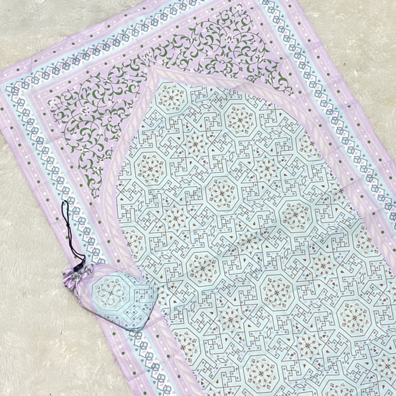 Sajadah Travelling Traveling Tipis Dengan Tas Serut ( Ringan dan Lipat Kecil ) / Souvenir Haji Umroh