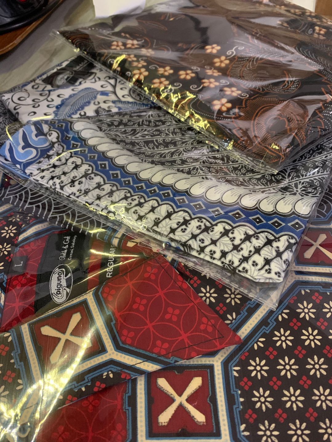 Kemeja Batik Pria | Lengan Pendek | Regular Fit | Batik Pria Solo | Batik Kantor | Bhinneka