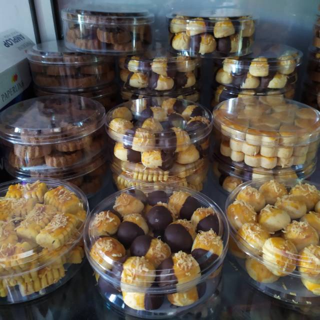 

Kue kering toples bulat kecil