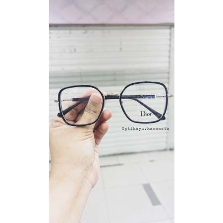 kacamata kotak wanita