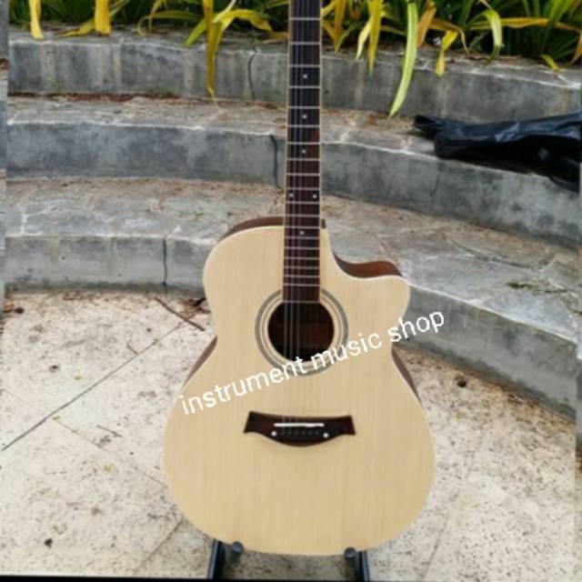 Gitar akustik taylor