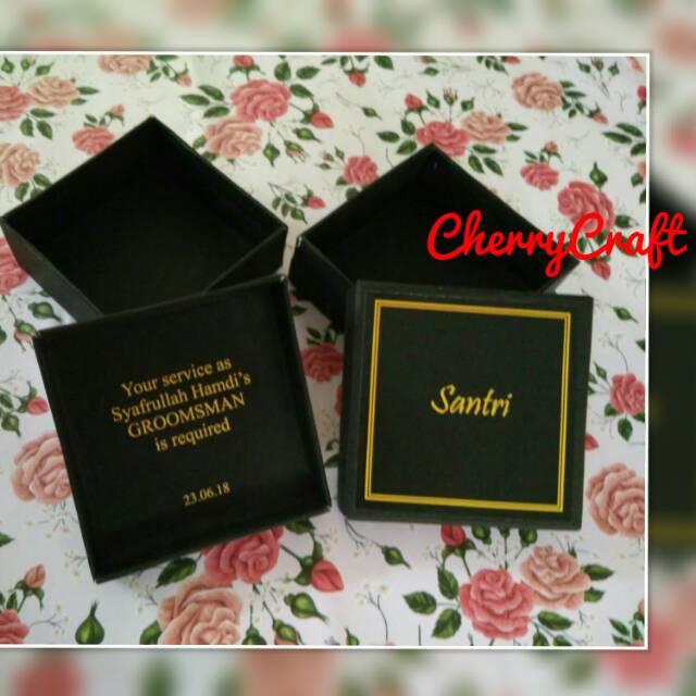 

Kotak Kado Packing Box ukuran 10x10x4 cm cover luar dalam & logo tutup 2 sisi