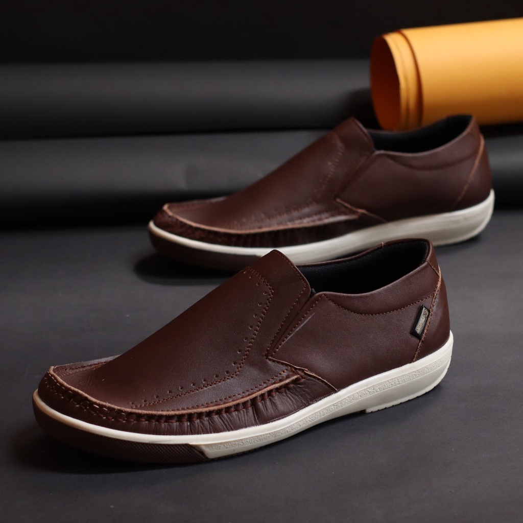sepatu pria sepatu kulit sepatu casual sepatu pria.CEVANY SANDRO