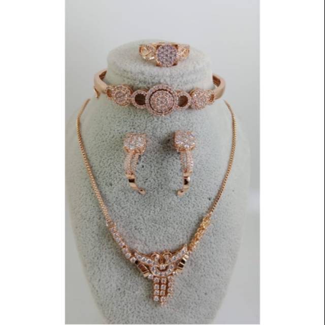 SET PERHIASAN REPLIKA BERLIAN