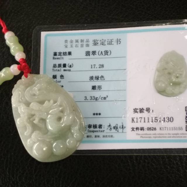 Liontin giok ukir naga