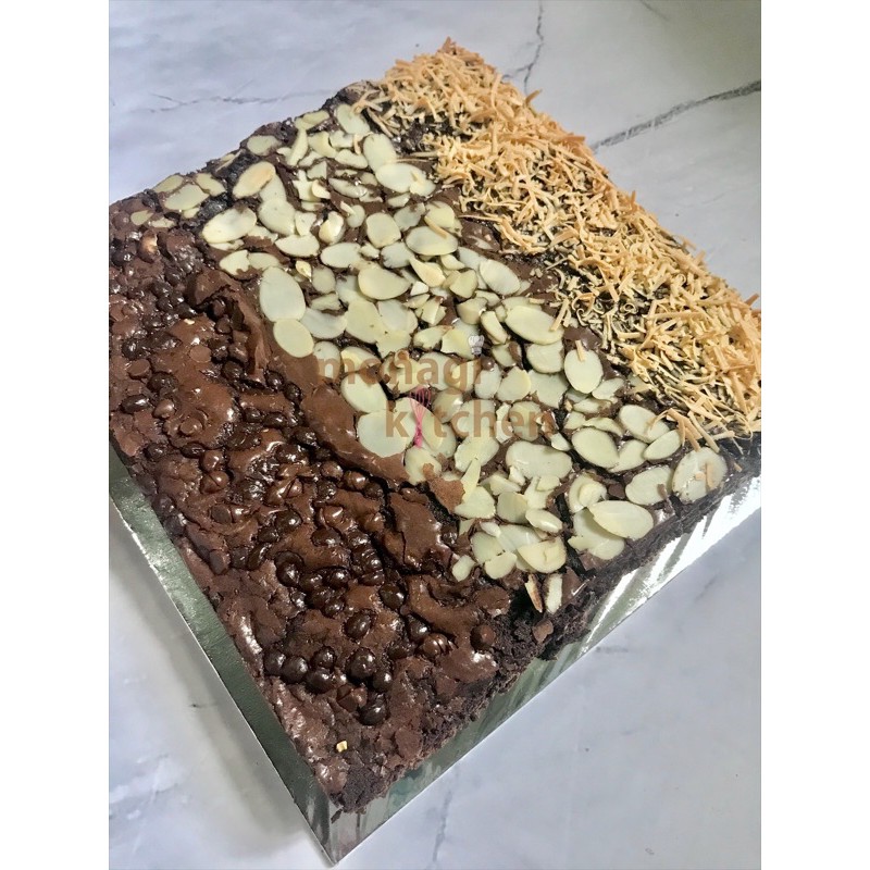 

BROWNIES Fudgy Almond/Choco chips/Keju/Mix - 20x10 cm atau 20x20 cm