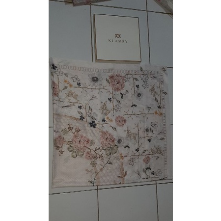 Savana Scarf Wearing Klamby Preloved