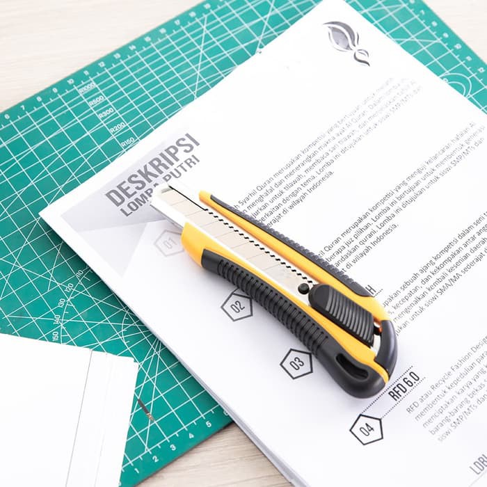 

Cutter/Pisau Kater DELI Soft Rubber Auto Lock Function Kualitas Bagus