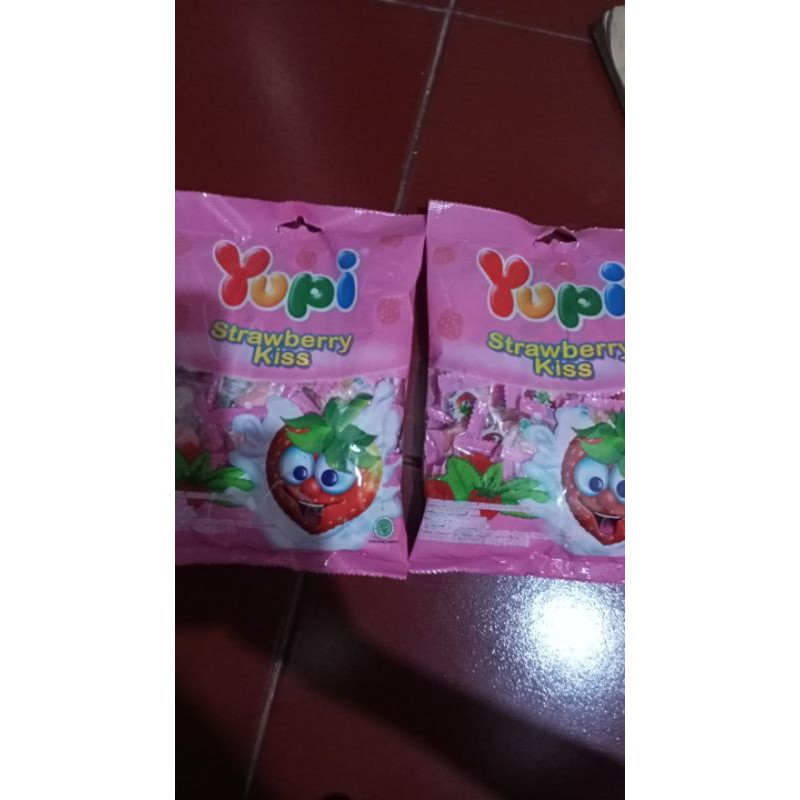 

yupi strawberry kiss
