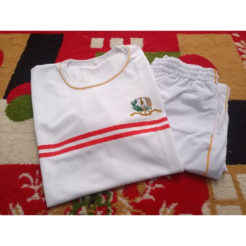 SETALAN PUTIH KAOS OLAHRAGA AKMIL