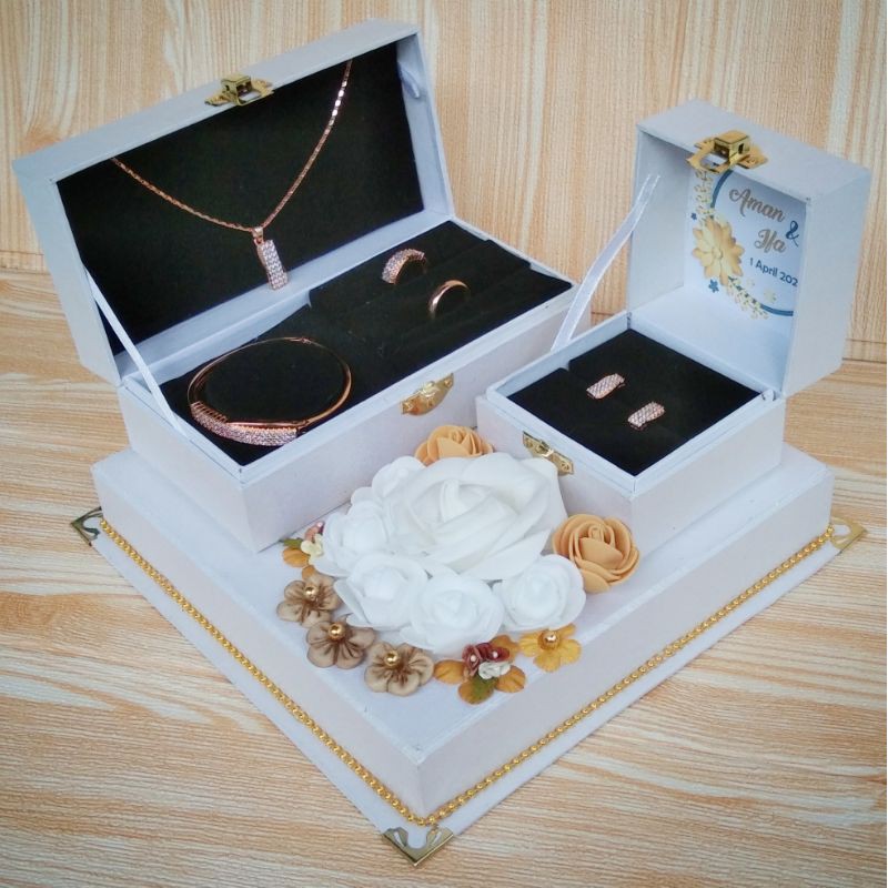 Box seserahan set perhiasan