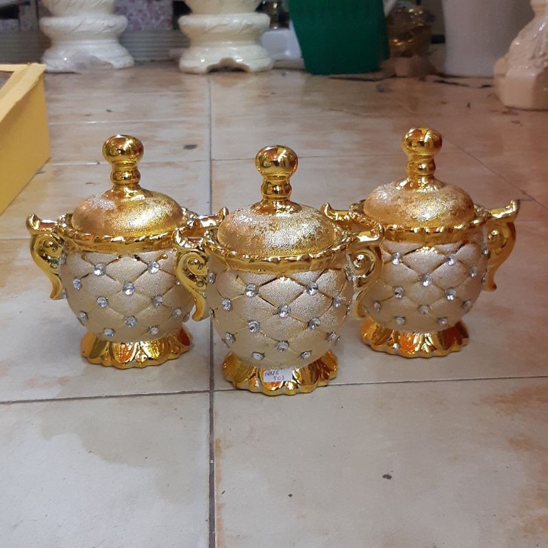 Jual pajangan lemari kaca Jual pajangan keramik import Dekorasi rumah Patung keramik Pajangan