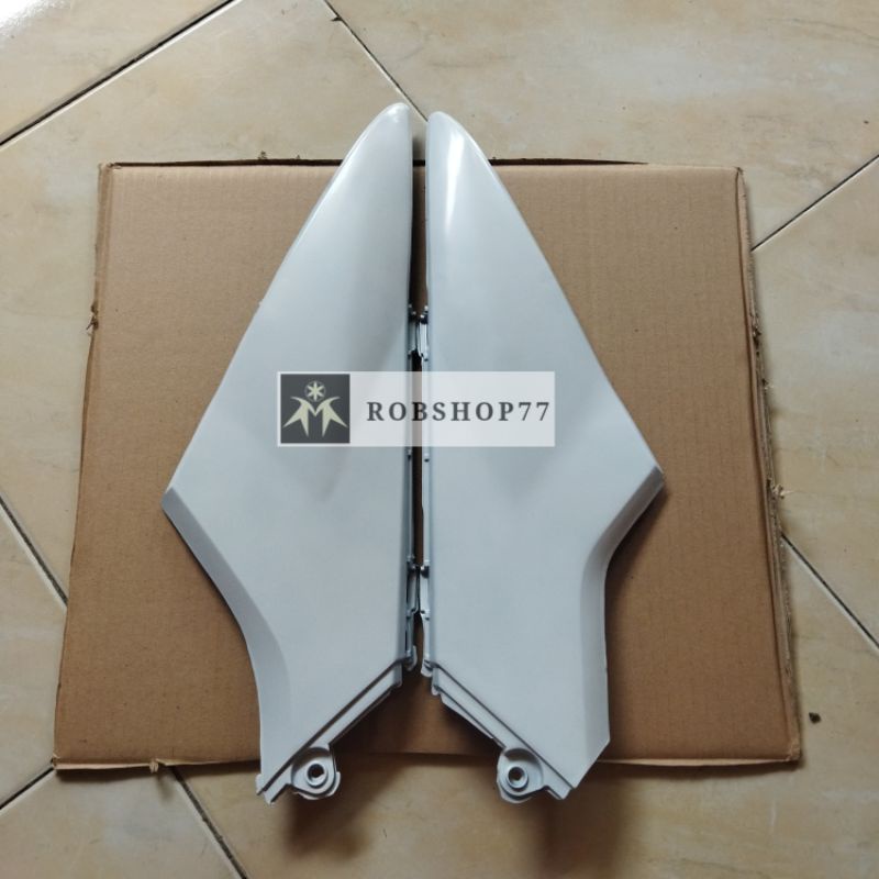 SAMBUNGAN BODY/BOX AKI HONDA SUPRA X 125 LAMA/SUPRA X 125 BATMAN PUTIH