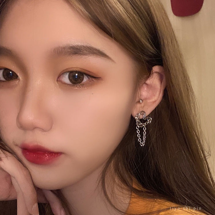 Anting Rantai Bentuk Hati Model Hollow Bahan S925 Silver Gaya Retro Korea Untuk Wanita