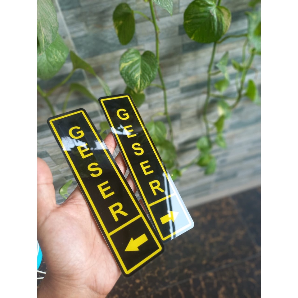 Plat acrylic tulisan geser kanan atau geser kiri, sign label akrilik