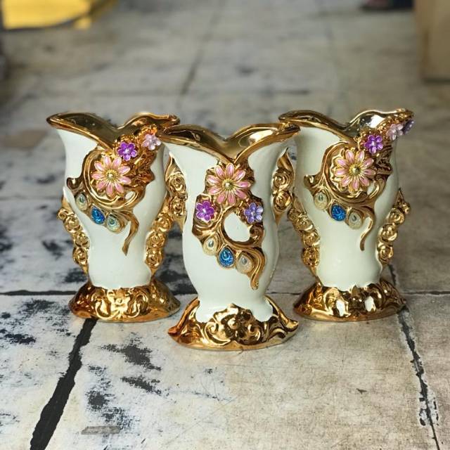 Pajangan lemari kaca-Jual pajangan keramik import- Patung keramik-Hiasan murah-Dekorasi rumah