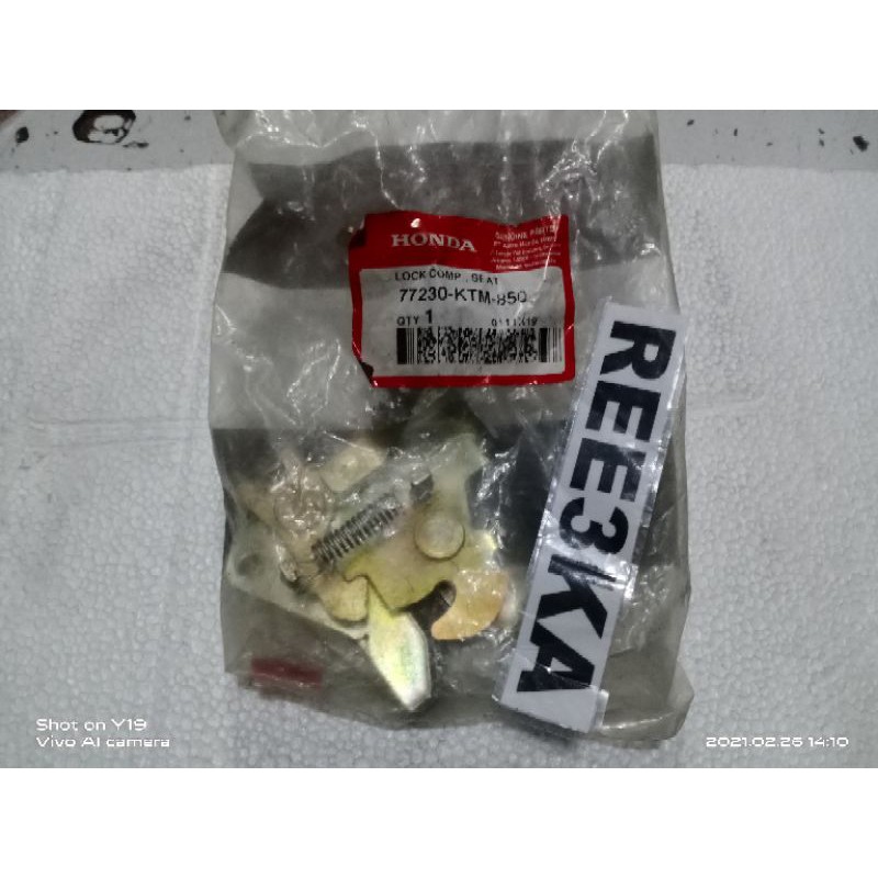 100%ORIGINAL ENGSEL LAWAN KUNCI JEPITAN JOK HONDA SUPRA X 125 AHM ASLI 77230-KTM-850 ORISINIL