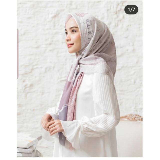 Wakatobi Kanaka scarf wearingklamby