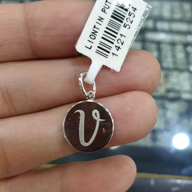 LIONTIN EMAS HURUF V DAN Y PUTIH