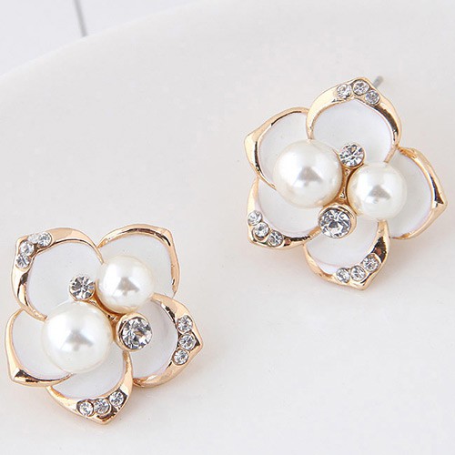 LRC Anting Tusuk Sweet White Pearl&amp;diamond Decorated Flowe Shape Earring A47432