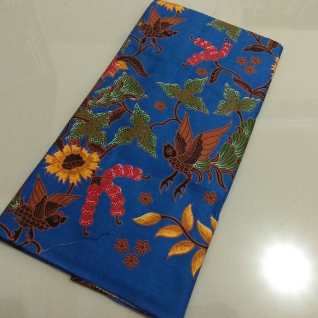 Kain batik jarik hitam manis motif bunga matahari biru