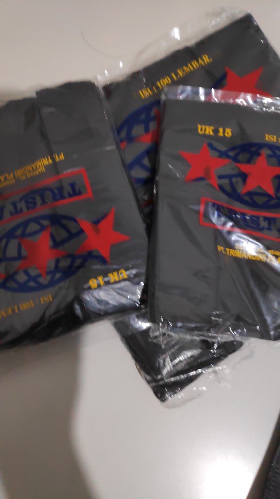 Kantong Keresek Plastik Tristar 24 Hitam Putih Merah 24x44cm High Quality