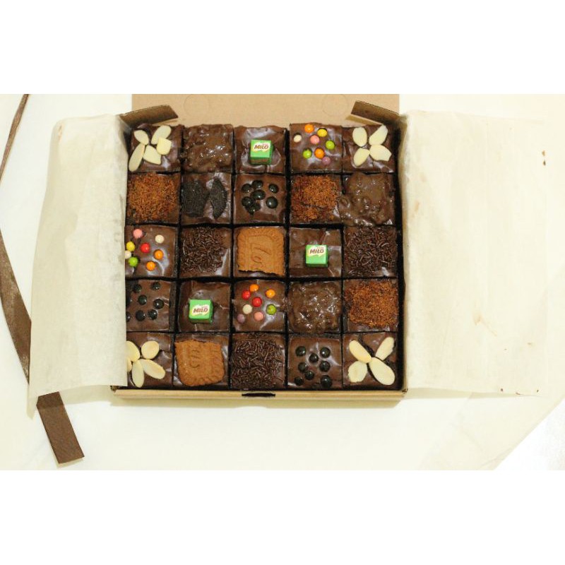 

brownies sekat, fudgy brownies, brownies panggang, brownies 20 x 20. free kartu ucapan