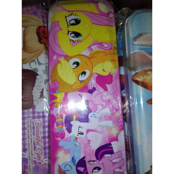

Kotak pensil magnet tanggung +2 orotan+kalkulator atau kaca