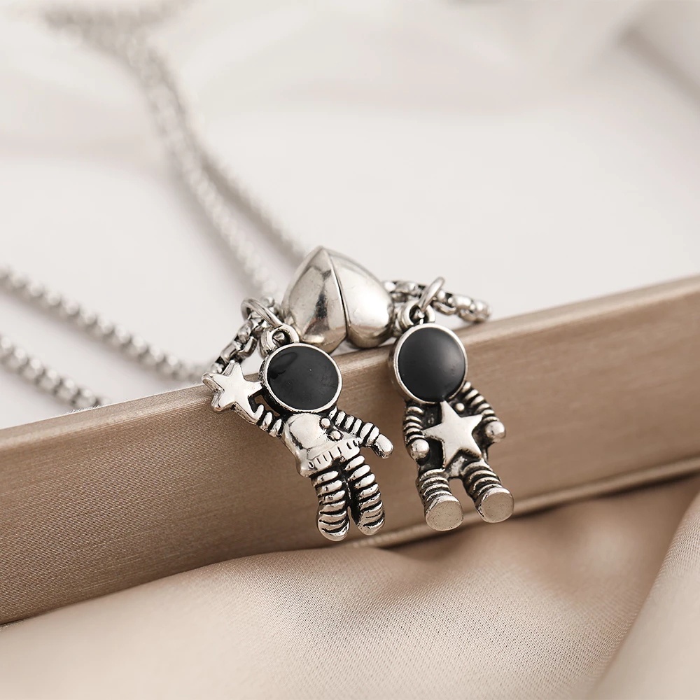Kalung Rantai Klavikula Dengan Liontin Astronot Bintang Magnetik Untuk Pasangan