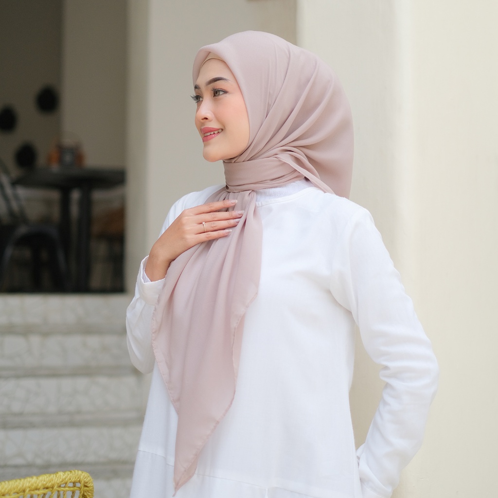 HIJAB POLLYCOTTON PREMIUM / HIJAB SEGI EMPAT / KERUDUNG SEGI EMPAT / HIJAB POLLYCOTTON / JILBAB SEGI EMPAT-DOVE