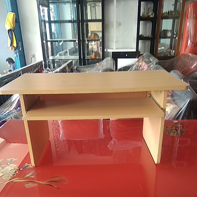 Meja komputer lesehan