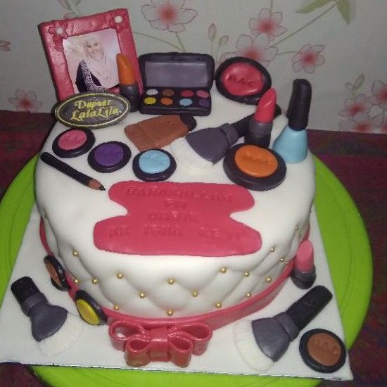 

Kue Ulang Tahun MakeUp / Cake Ultah MakeUp / Kue Ultah Custom Makeup