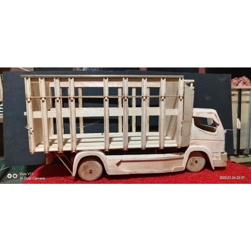 Miniatur truk ayam mentahan