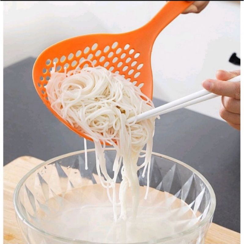 Centong Saringan Mie / Sendok Plastik Lubang Saringan / Sendok Saringan