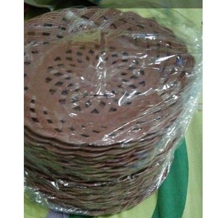 Piring Anyam Rotan Plastik Coklat Motif Bunga/LCK