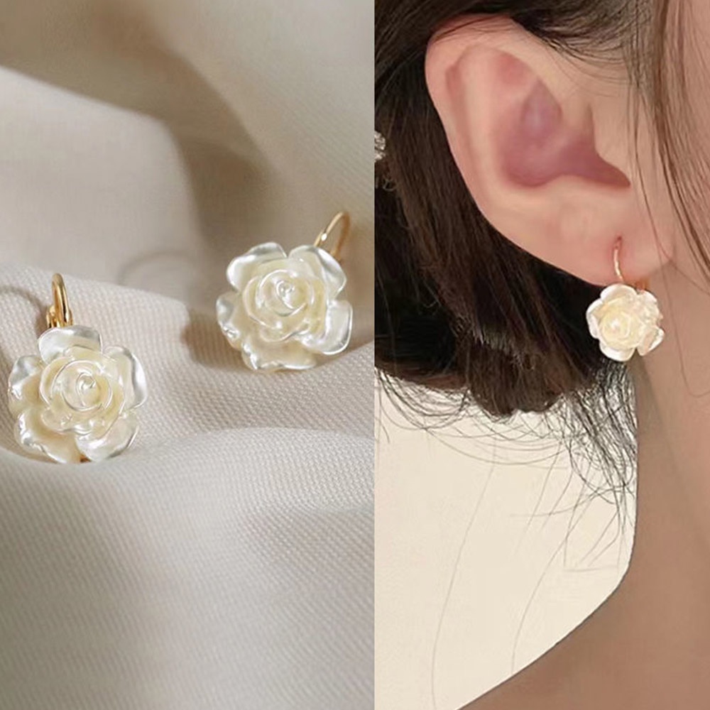 Anting Juntai Bentuk Bunga Bahan Resin Warna Emas Untuk Wanita