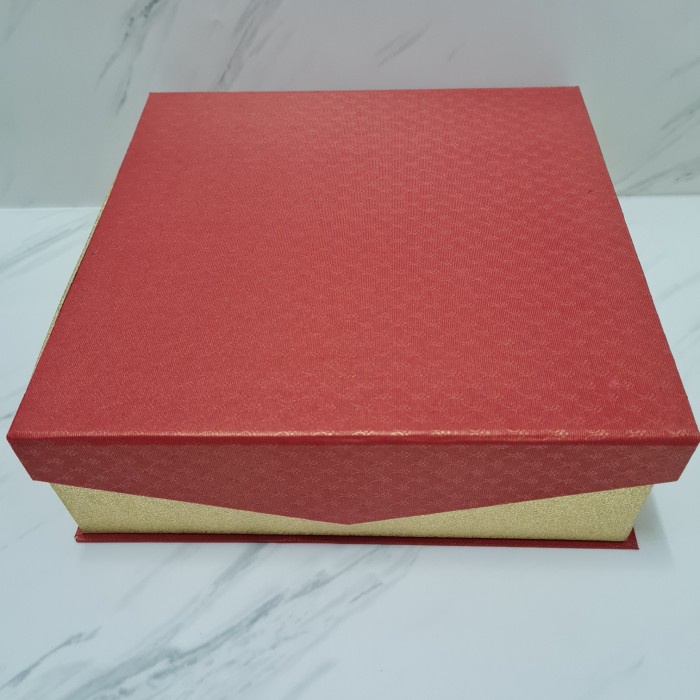 

Ginger- box polos magnet dasi 25x25x8cm / kotak kue hard box tebal - Red Gold