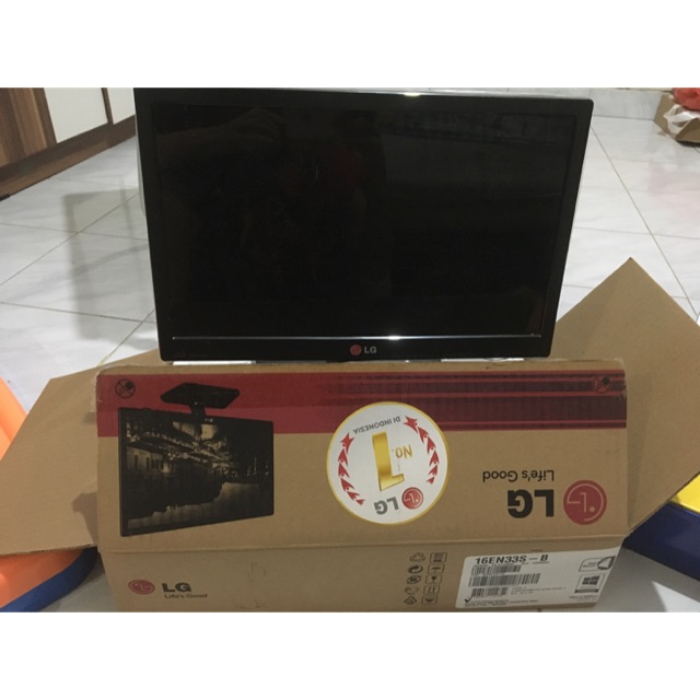 LED LG 16 inch layar monitor kondisi mulus seperti baru lengkap