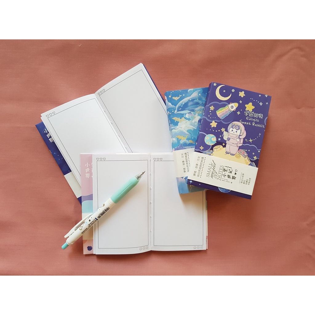 

[DUMBLE] BUKU TULIS NOTEBOOK SMALL WORLD AESTHETIC 100 LEMBAR