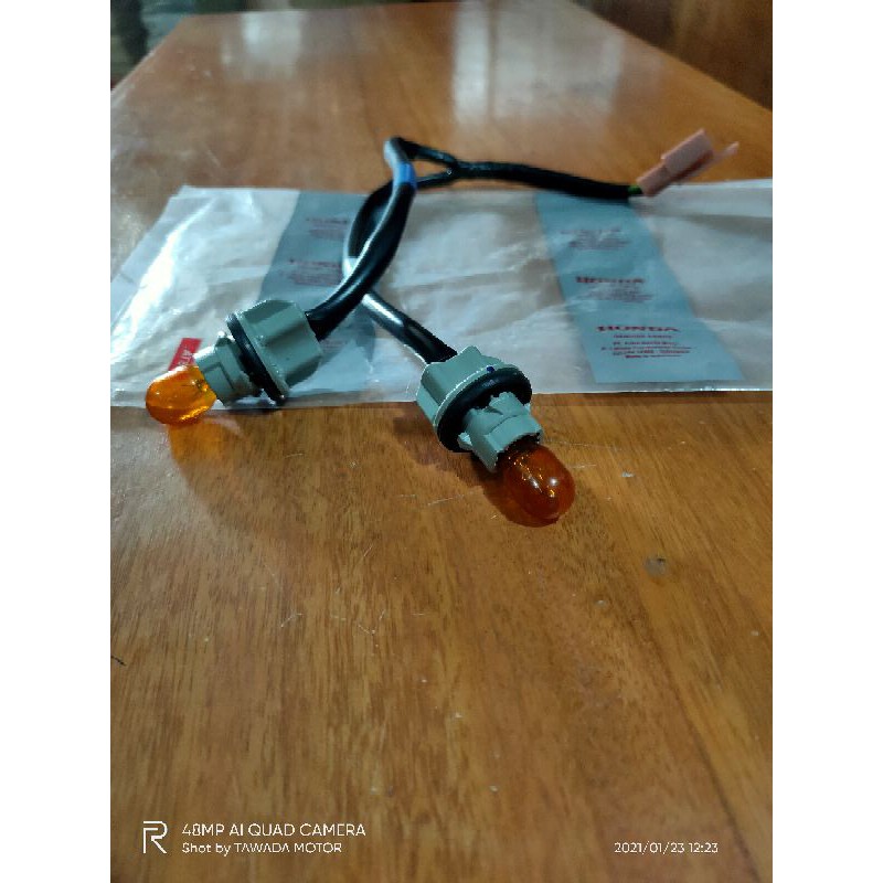 FITTING LAMPU SEN DEPAN HONDA VARIO 125 LED DAN VARIO 150 LED