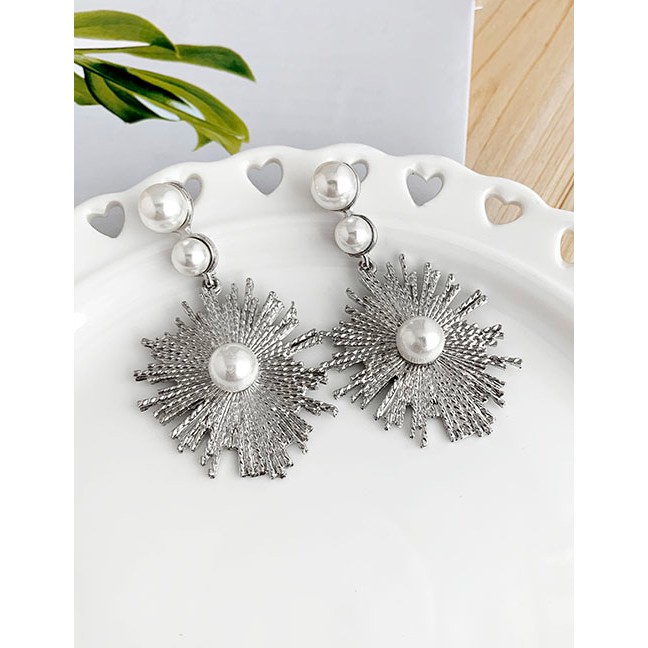 LRC Anting Tusuk Fashion Alloy Pearl Sun Earrings F74541