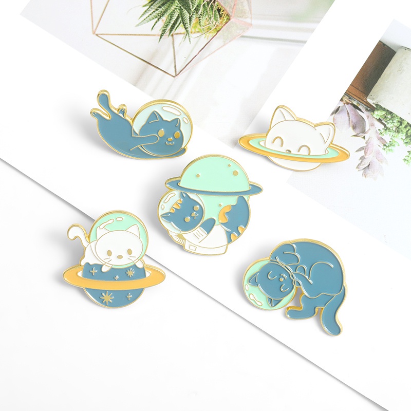 Bros Pin Enamel Bentuk Kartun Kucing Planet Astronot Untuk Hadiah Teman