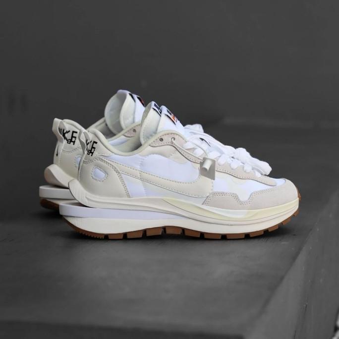 Sepatu pria Nike sacai x vaporwaffle sail gum premium original