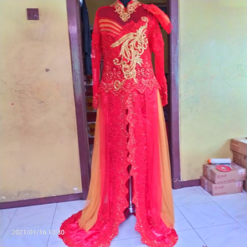 gaun pengantin merah