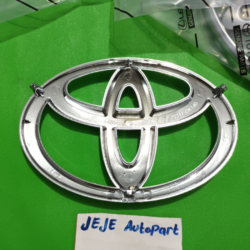 emblem logo toyota logo innova reborn innova gril grill depan bemper innova reborn part asli toyota ok140