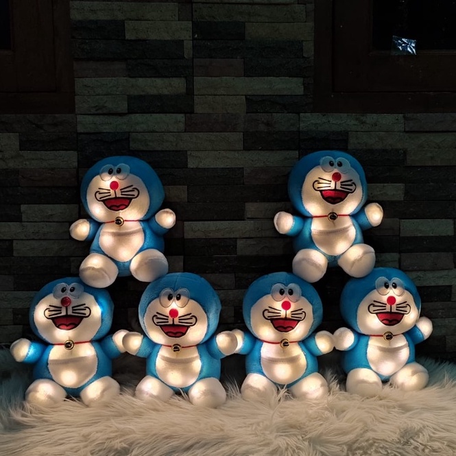 Boneka Doraemon Mini Lucu Imut Gemesin/ Boneka Doraemon Mini Wisuda Murah Bisa Nyala Ada Lampu LED nya Mainan Boneka Anak SNI