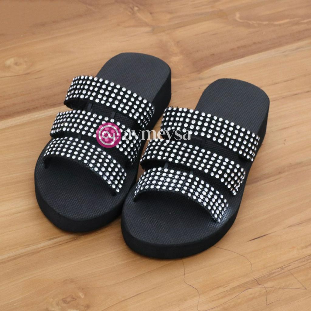 PEONY Sandal Wedges Slop Wanita Terbaru Warna Hitam dengan Manik-Manik tinggi 4cm anti slip Sendal Selop Terbaru 2023